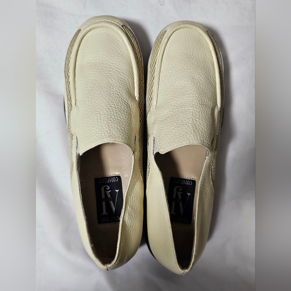 Vintage AJ Valenci Women's Cream Loafers - Picture 3 of 10